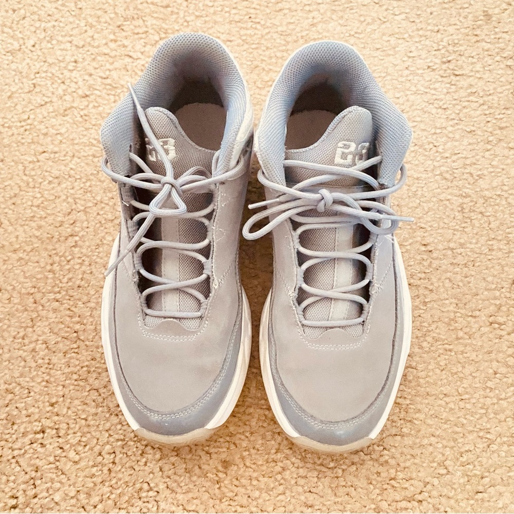 Nike Athletic Shoes in Light Gray and White
